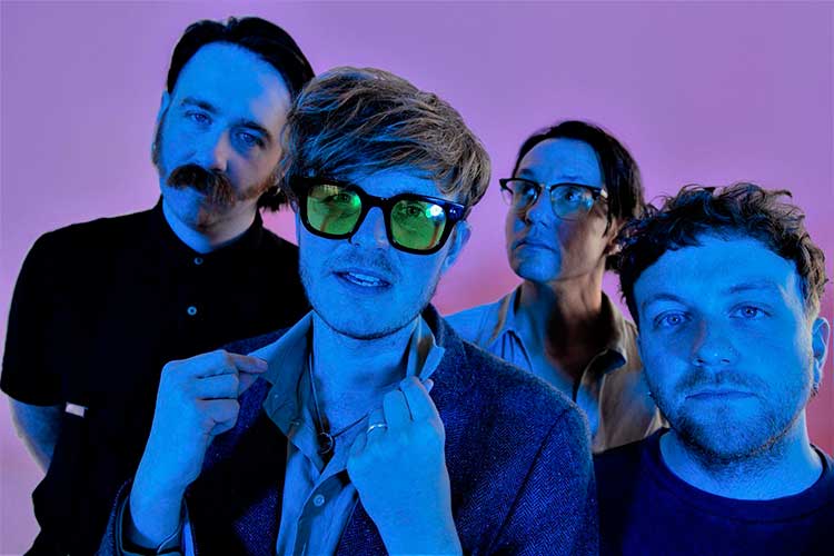 Yard Act más bailables que nunca en “The Trench Coat Museum”