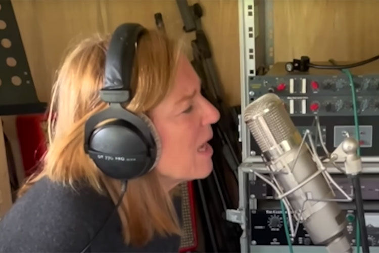 Beth Gibbons versiona a Joy Division y Bowie con un coro de chicas