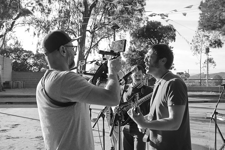 Fetus pone banda sonora a la Diada con “Au, jovent!”