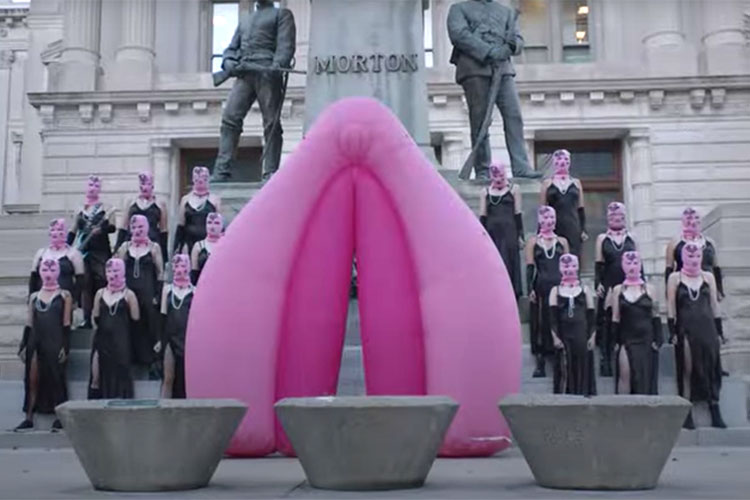 Pussy Riot protestan a favor del aborto con una vagina gigante