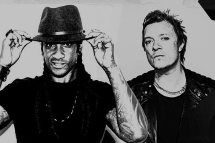 The Prodigy cambian el estribillo de “Smack My Bitch Up”