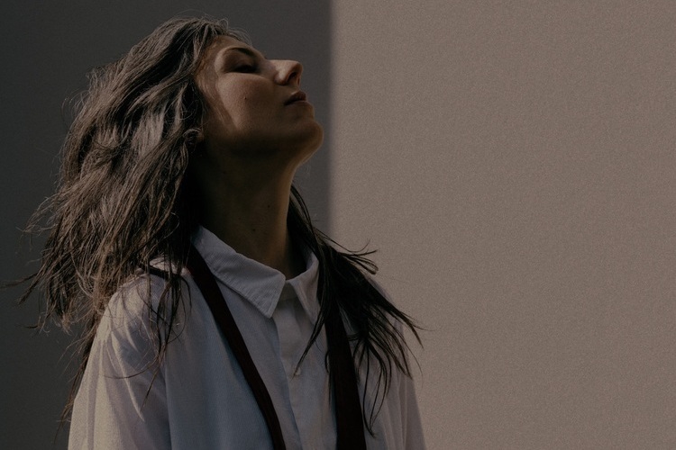 “Sun Girl”, calidez para el otoño tardío según Julia Holter