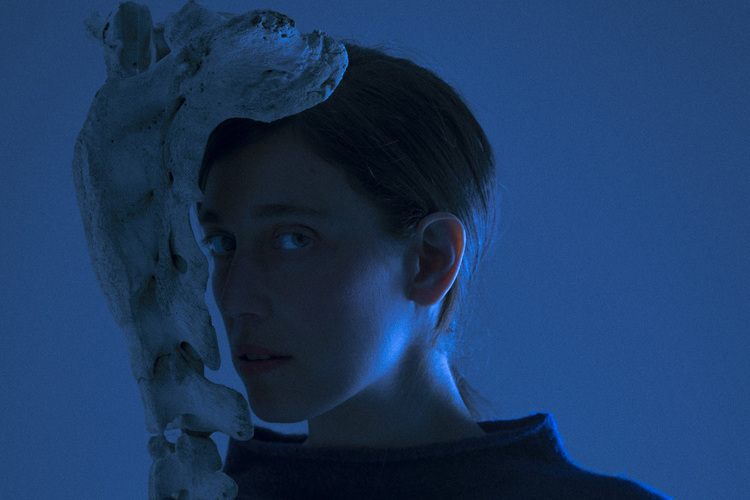 Estrenamos “Crystalline”, el ensoñador nuevo tema de Maria Coma