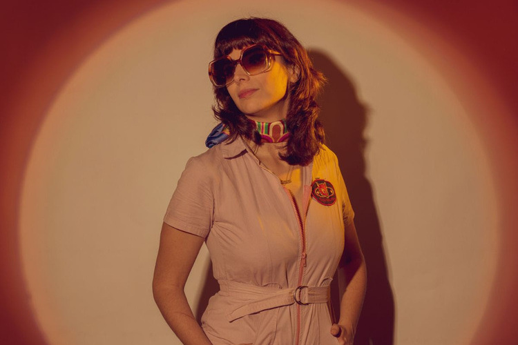 Nat Simons colabora con Anni B Sweet e Íñigo Bregel