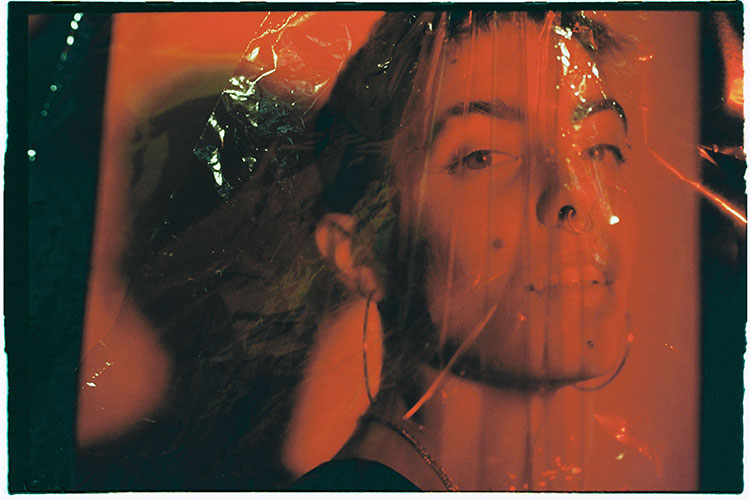 "Hago música para poder dar conciertos, no para tener seguidoras”