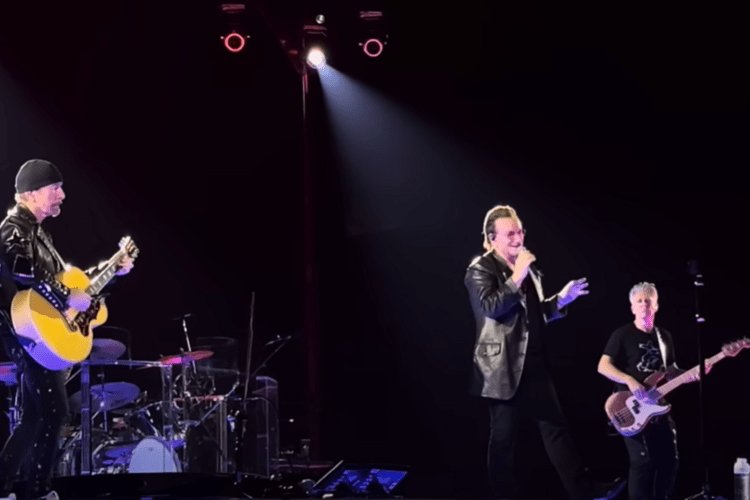 U2 rinden homenaje a Shane MacGowan en concierto