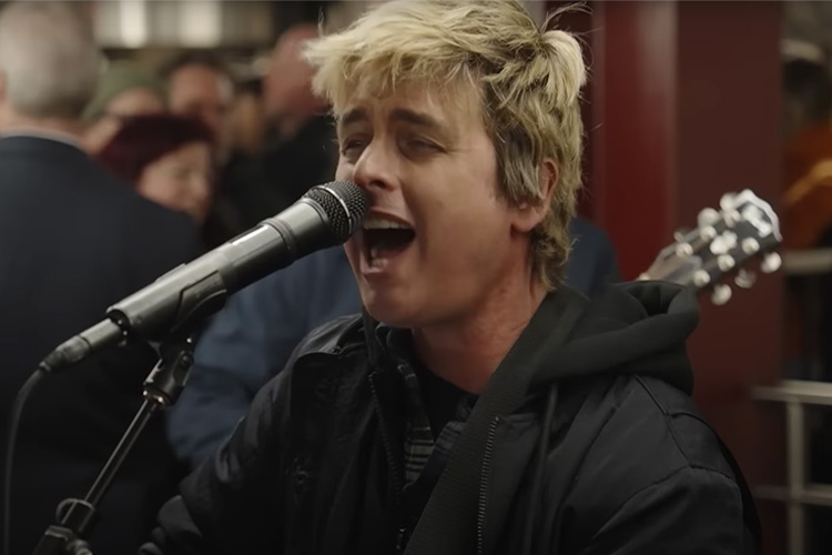 Green Day actúan por sorpresa en el metro de Nueva York