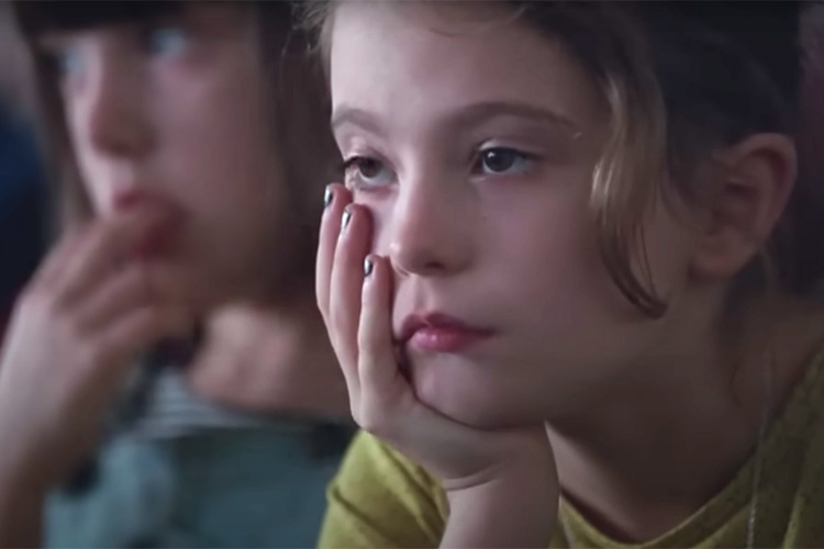 Ya puedes ver a The Smile tocando en una escuela infantil