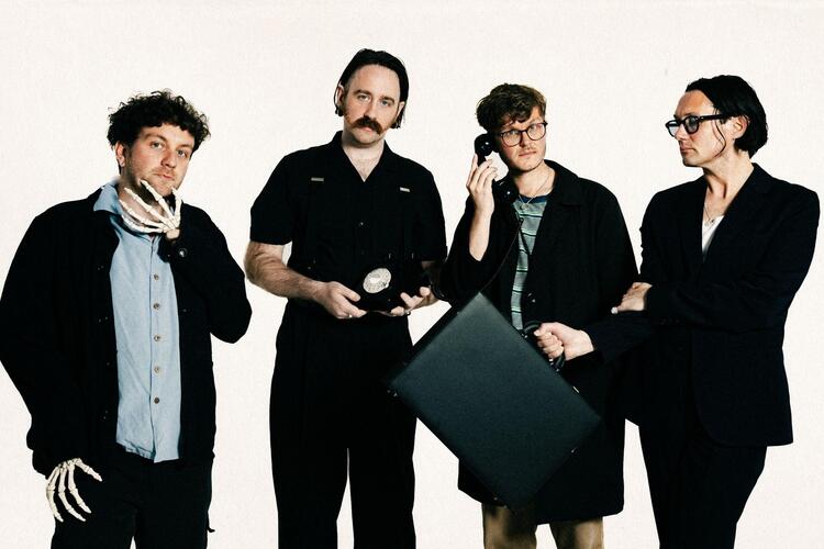 Yard Act continúan apostando por el ritmo en “We Make Hits”