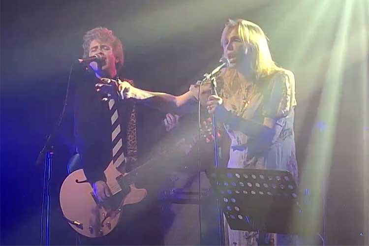 Courtney Love y Billie Joe Armstrong cantan juntos en Londres