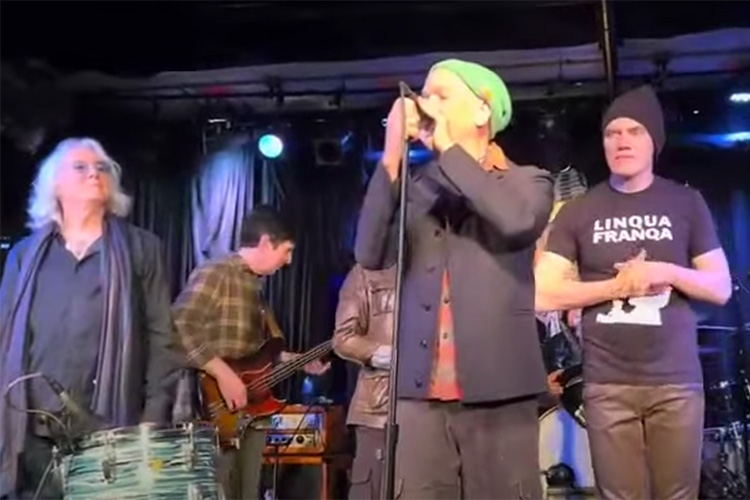 R.E.M. aparecen por sorpresa en un concierto tributo