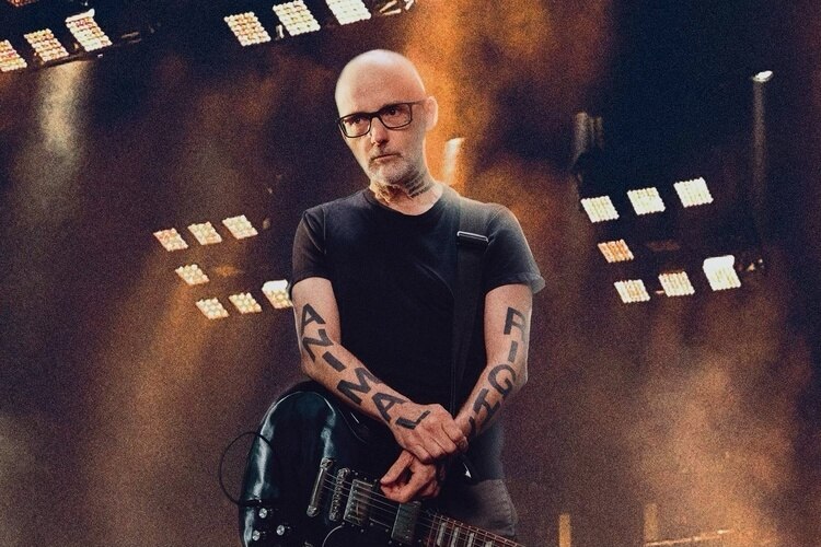Moby estrena el adelanto “dark days” con la voz de Lady Blackbird