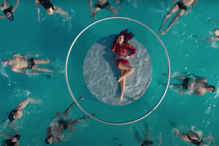 Dua Lipa baila al ritmo de “Illusion” en una piscina barcelonesa