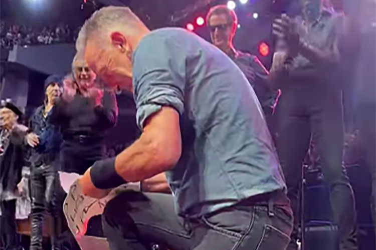 Bruce Springsteen firma en directo un justificante escolar a un fan