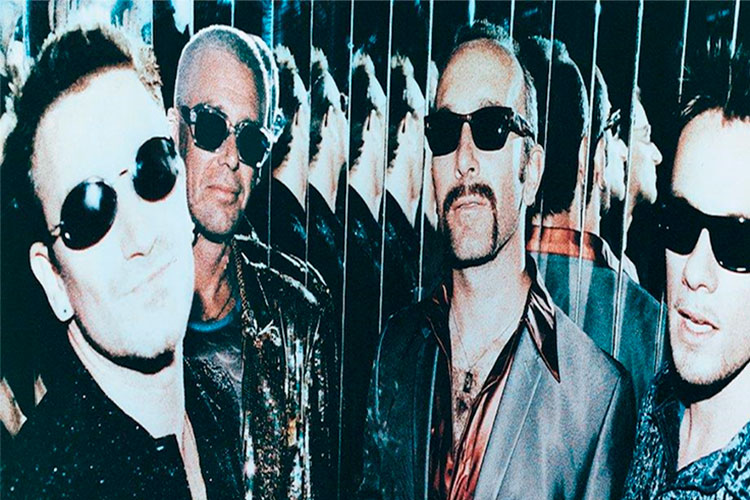 U2 inauguran con “Discothèque”, una serie de EP's especiales