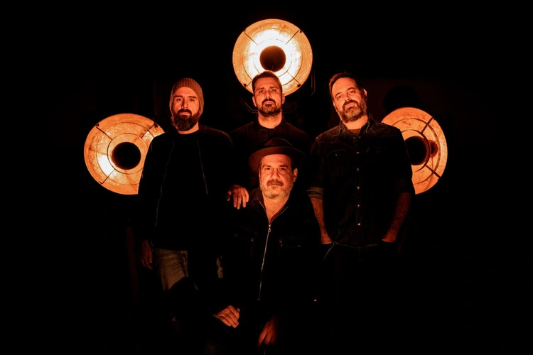 Eladio y Los Seres Queridos anuncian gira por salas