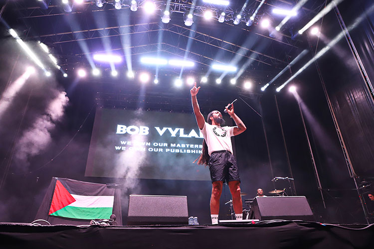 Bob Vylan evitan la demanda por su actuación en el Glastonbury