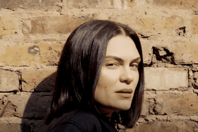 Jessie J hospitalizada por secuelas tras una mastectomía