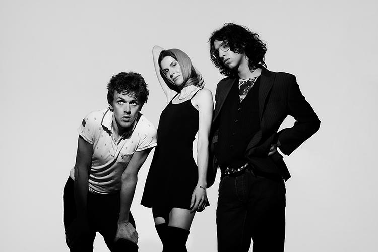 “Fundraiser”, nuevo single del trío londinense bar italia