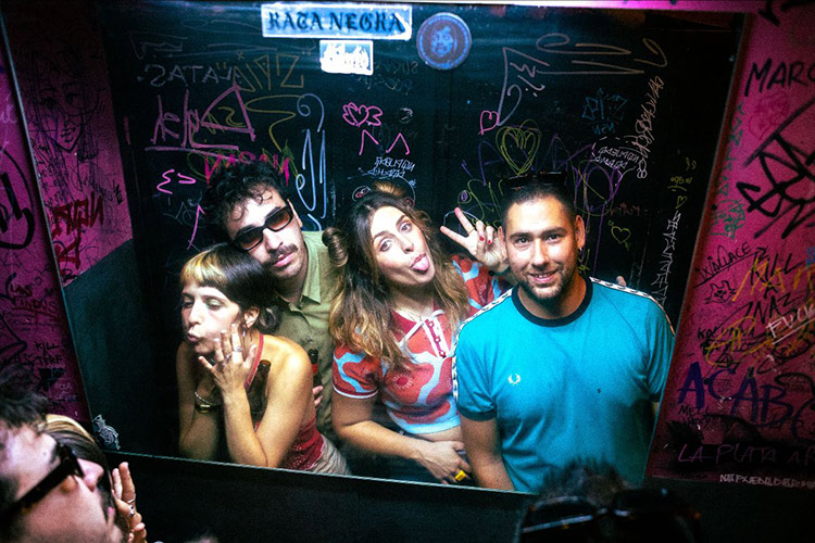 Estrenamos el videoclip “¿¡¿Qué voy a hacer?!?” de Carrera Blanca