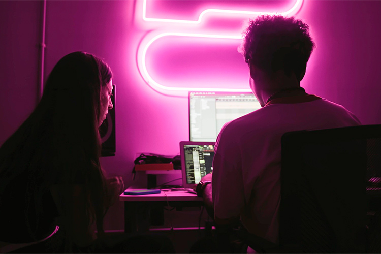 Admire lanza “Superman” y anuncia documental en In-Edit