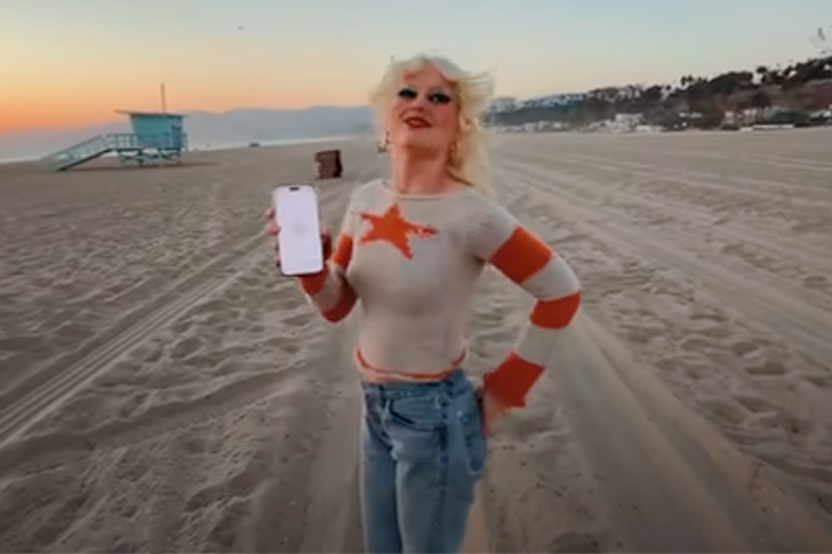 Fred again.. juguetea con Amyl & The Sniffers en “you're a star”