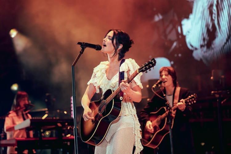 Gracie Abrams, sesión exclusiva y entrevista con Zane Lowe