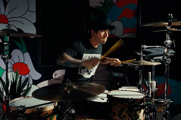 Josh Dun (Twenty One Pilots) versiona “T.L.C.” de Turnstile