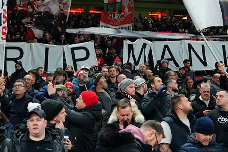 El Manchester United homenajea a Mani (The Stone Roses, Primal Scream)