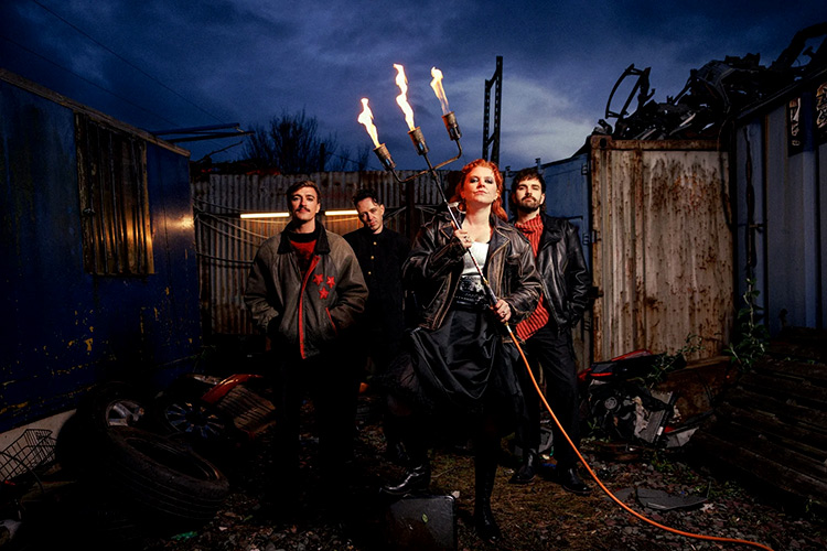 “El principal tema del disco es la importancia de la comunidad artística y la distopía”