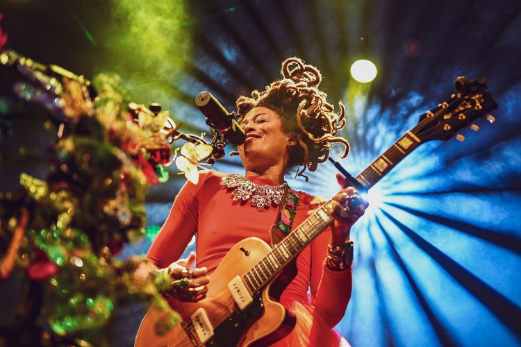 Economía de medios y emoción