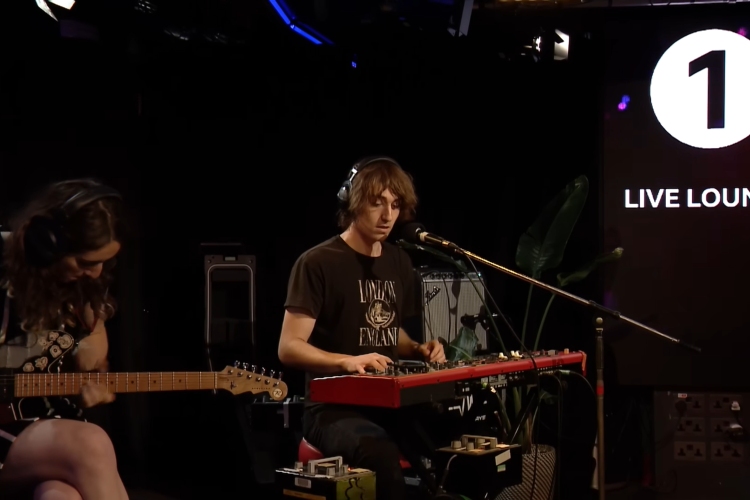 Geese versionan “You Only Get What You Give” de New Radicals