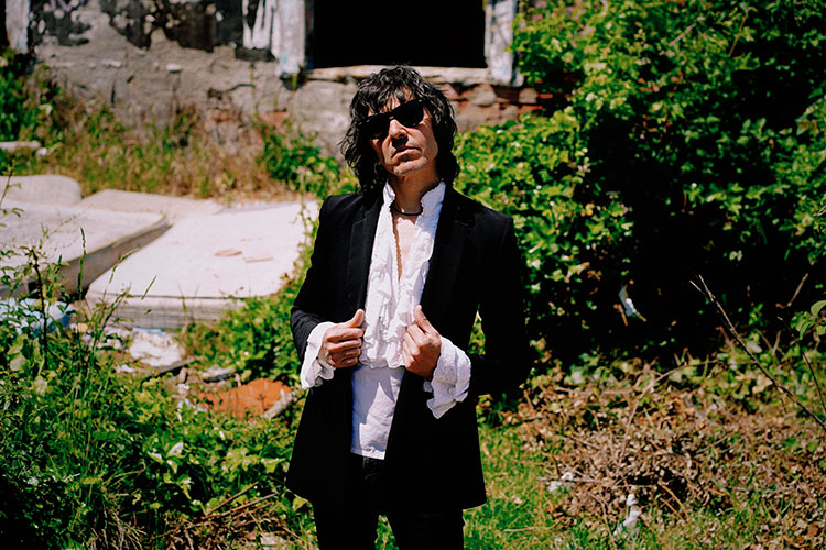 “'50town' es mi manera de abrazar los 50 con humor, ternura y rock”