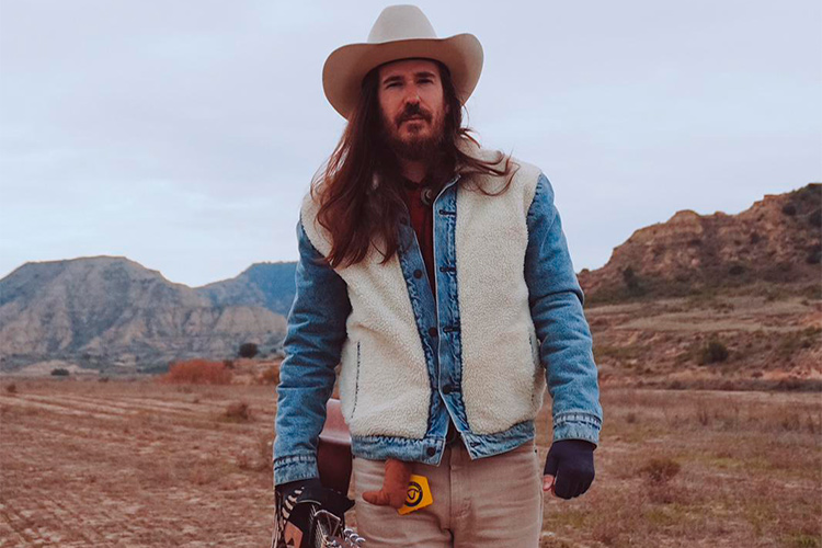 Carlos Sadness, single y libro de “El Ruido De Las Estrellas”