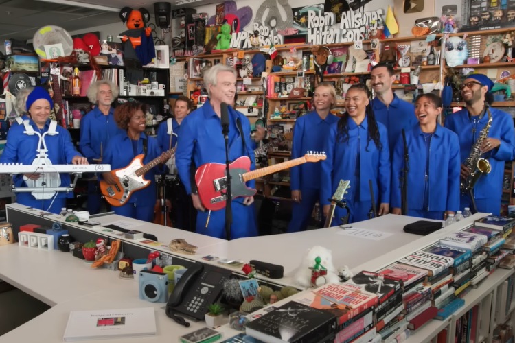 David Byrne y su banda debutan en el Tiny Desk