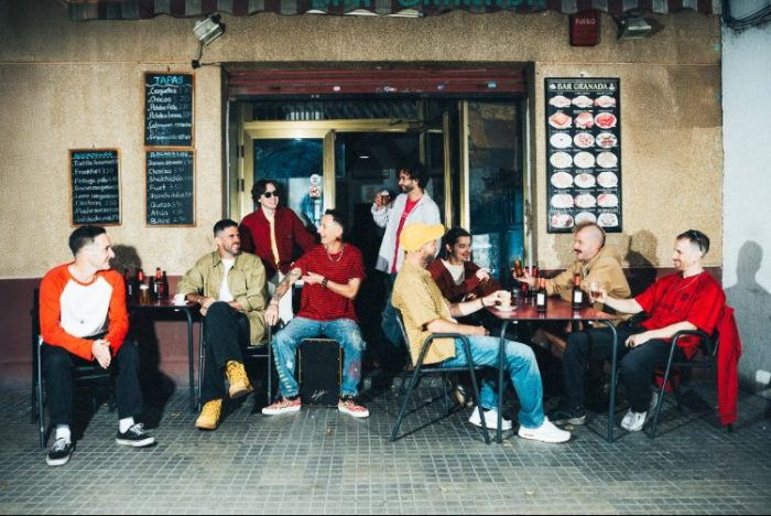 La Pegatina lleva la fiesta a las calles con “Con este fuego”