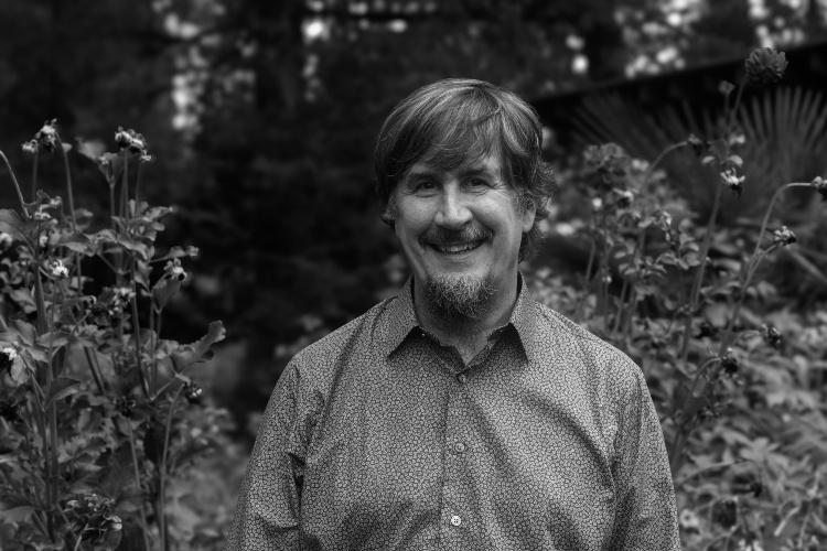 John Darnielle (The Mountain Goats) publica “Cosechadora universal”