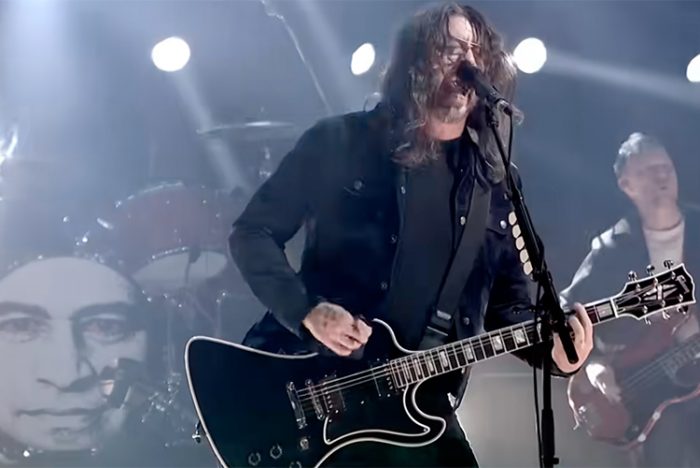 Foo Fighters mantienen la rabia en el nuevo single “Of All People”