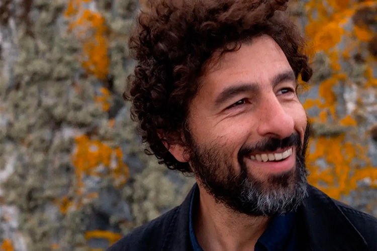 “No trato de cambiar el estilo demasiado; trato de hacer nuevas canciones”