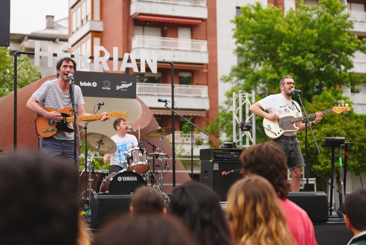 Rock and Roll en la plaza del pueblo