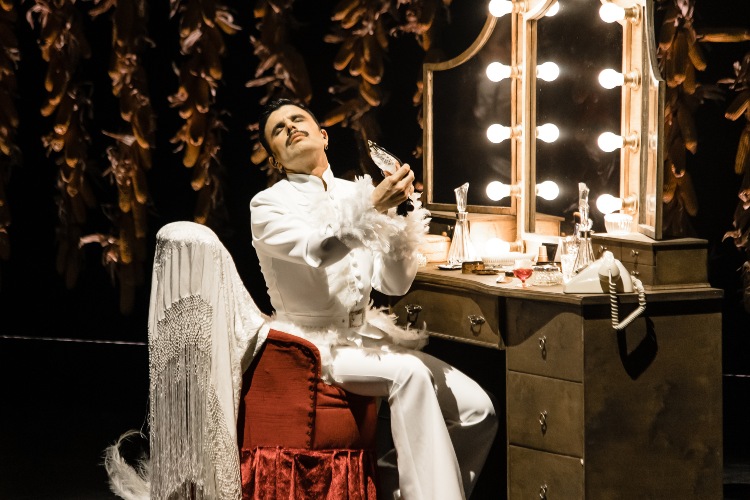 La tradición y la modernidad se casan en un cabaret