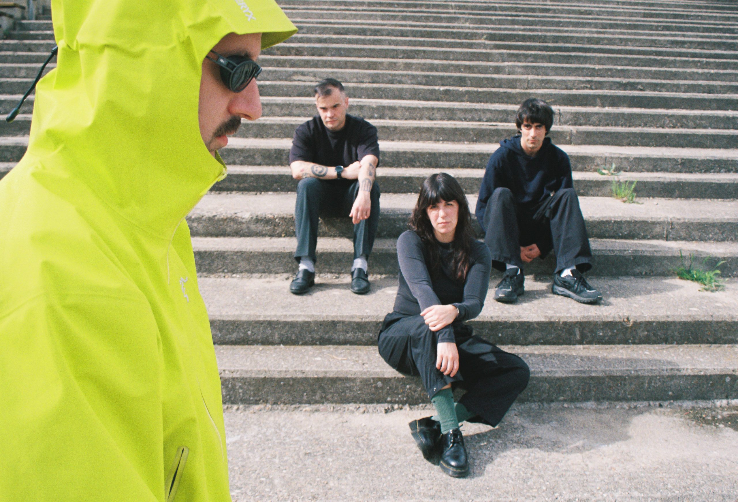 VVV [Trippin’you] y Erik Urano colaboran en “Espadas en guadañas”