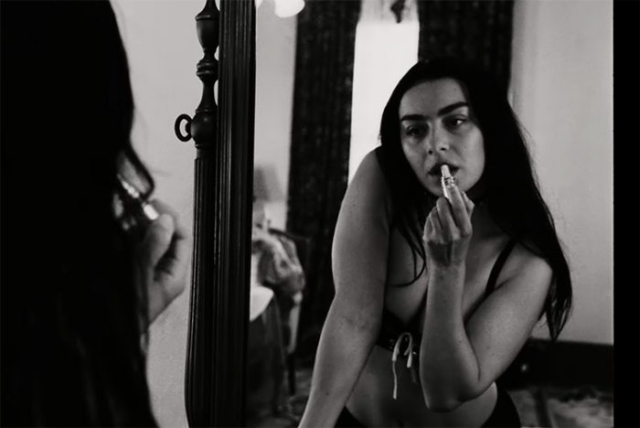 Charli XCX se mantiene en las guitarras en “SS26”