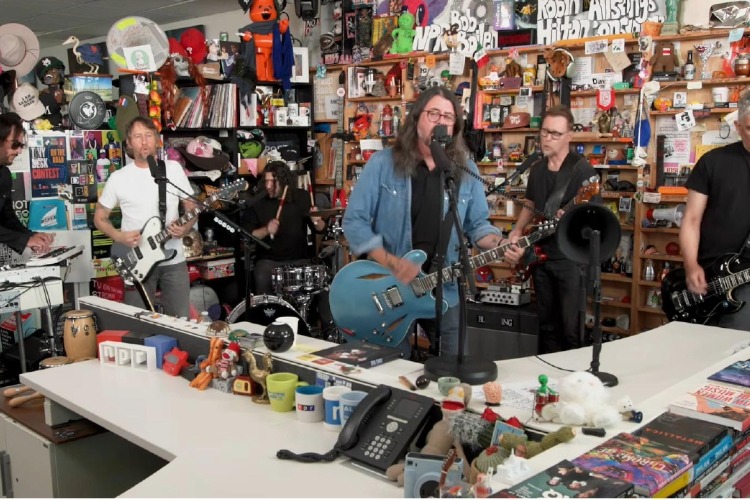 Foo Fighters combinan nuevos temas y clásicos en su Tiny Desk Concert