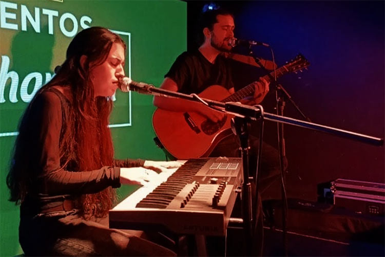 También en acústico