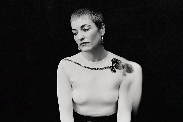 Radie Peat (Lankum) muestra emoción pura en “Still I Love Him”
